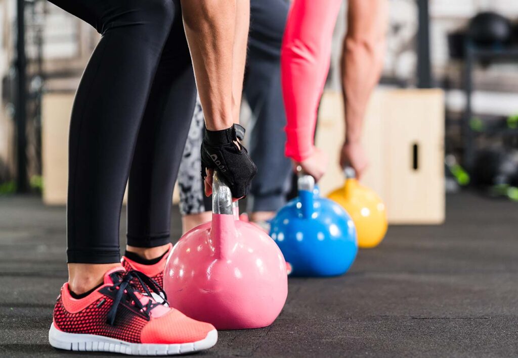 Frauen trainieren mit farblichen Gewichten